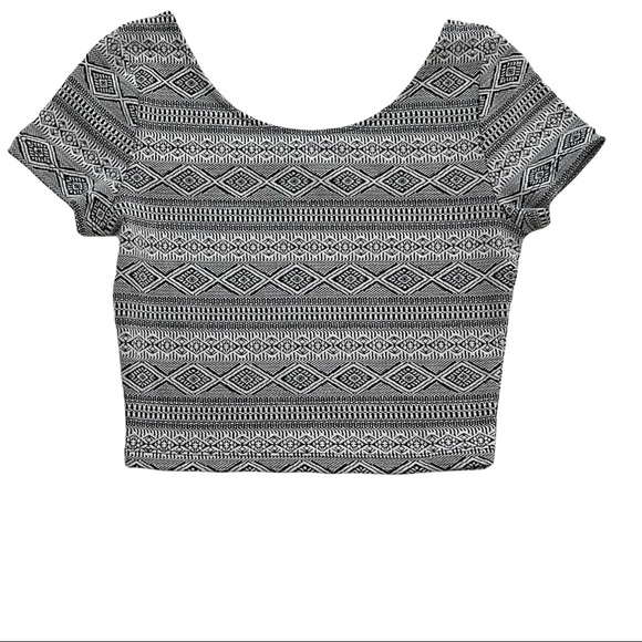 Divided Black and White Short Sleeve Jacquard Crop Top Size Small - Picture 1 of 7